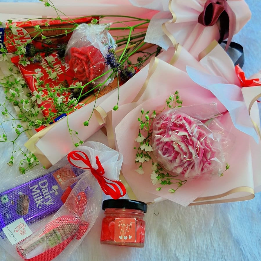 Luxury hamper gift set with gift wrap